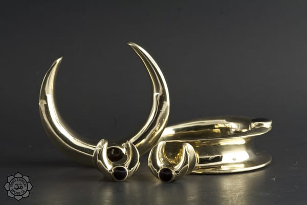 Brass Saddle Spreaders with Onyx